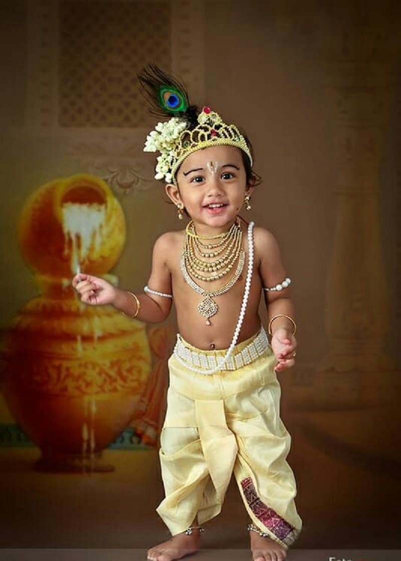 கிருஷ்ணரின் பிறந்த நாளை கொண்டாடுவதுதான் கிருஷ்ண ஜெயந்தியின் முக்கிய நோக்கம். அன்றைய நாளில் வீட்டில் உள்ள குழந்தைகள் அல்லது ஆண் மகன்களுக்கு கிருஷ்ணர் வேடமிட்டு அந்த கிருஷ்ணரே வீட்டிற்கு வந்ததாக நினைத்து வழிபடுகின்றனர். கிருஷ்ணரின் பிறந்த நாளை கொண்டாடுவதுதான் கிருஷ்ண ஜெயந்தியின் முக்கிய நோக்கம். அன்றைய நாளில் வீட்டில் உள்ள குழந்தைகள் அல்லது ஆண் மகன்களுக்கு கிருஷ்ணர் வேடமிட்டு அந்த கிருஷ்ணரே வீட்டிற்கு வந்ததாக நினைத்து வழிபடுகின்றனர்.
