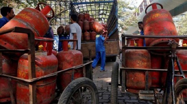 வீட்டு உபயோகத்திற்கு பயன்படுத்தப்படும் 14.2 கிலோ மானியமில்லாத சிலிண்டரின் விலை டெல்லி, சென்னை, கொல்கத்தா, மும்பை ஆகிய நகரங்களில் விலை உயர்த்தப்பட்டுள்ளது. வீட்டு உபயோகத்திற்கு பயன்படுத்தப்படும் 14.2 கிலோ மானியமில்லாத சிலிண்டரின் விலை டெல்லி, சென்னை, கொல்கத்தா, மும்பை ஆகிய நகரங்களில் விலை உயர்த்தப்பட்டுள்ளது.