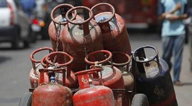 உதாரணமாக டெல்லி வாடிக்கையாளர்களுக்கு கிடைத்து வந்த மானியத்தொகை ரூ.153.86-ல் இருந்து ரூ.291.48 ஆக உயர்ந்துள்ளது. அதாவது, மானியத்தொகை ரூ.138 ரூபாய் அதிகமாக கிடைக்கும். உதாரணமாக டெல்லி வாடிக்கையாளர்களுக்கு கிடைத்து வந்த மானியத்தொகை ரூ.153.86-ல் இருந்து ரூ.291.48 ஆக உயர்ந்துள்ளது. அதாவது, மானியத்தொகை ரூ.138 ரூபாய் அதிகமாக கிடைக்கும்.