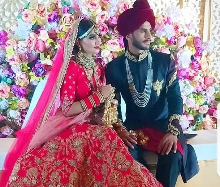 ஷாமிய அர்சூ ஹரியானாவில் உள்ள தனியார் விமான நிறுவனத்தில் பணியாற்றி வருகிறார். இங்கிலாந்தில் பொறியியல் படிப்பை முடித்த இவர் துபாயில் வேலைபார்த்து வருகிறார். பாகிஸ்தான் வீரர் ஹசன் அலி(25) இதுவரை 53 ஒரு நாள் போட்டிகளிலும், 9 டெஸ்ட் போட்டிகளிலும் விளையாடி உள்ளார். ஷாமிய அர்சூ ஹரியானாவில் உள்ள தனியார் விமான நிறுவனத்தில் பணியாற்றி வருகிறார். இங்கிலாந்தில் பொறியியல் படிப்பை முடித்த இவர் துபாயில் வேலைபார்த்து வருகிறார். பாகிஸ்தான் வீரர் ஹசன் அலி(25) இதுவரை 53 ஒரு நாள் போட்டிகளிலும், 9 டெஸ்ட் போட்டிகளிலும் விளையாடி உள்ளார்.