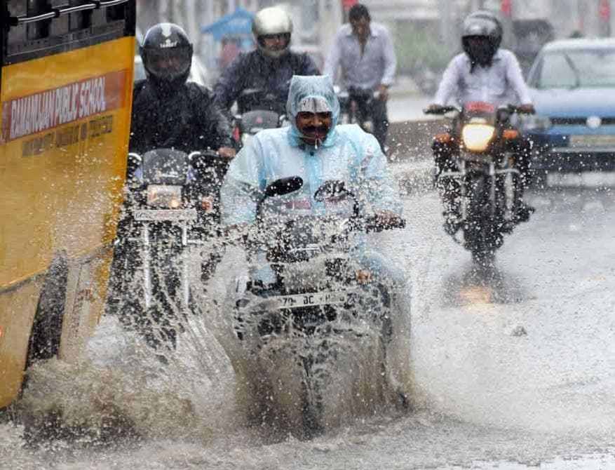 சென்னை, திருவள்ளூர், காஞ்சிபுரம், புதுச்சேரி என்று தமிழகத்தின் பல இடங்களில் நேற்று நள்ளிரவு முதல் கனமழை பெய்து வருகிறது. சென்னை, திருவள்ளூர், காஞ்சிபுரம், புதுச்சேரி என்று தமிழகத்தின் பல இடங்களில் நேற்று நள்ளிரவு முதல் கனமழை பெய்து வருகிறது.