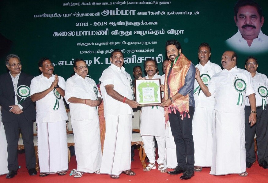 இதன்படி, 2011 முதல் 2018-ம் ஆண்டு வரையிலான கலைமாமணி விருதுக்கு தேர்வு செய்யப்பட்ட 201 நபர்களுக்கு விருதுகள் வழங்கும் விழா சென்னை கலைவாணர் அரங்கில் நடைபெற்றது. இதன்படி, 2011 முதல் 2018-ம் ஆண்டு வரையிலான கலைமாமணி விருதுக்கு தேர்வு செய்யப்பட்ட 201 நபர்களுக்கு விருதுகள் வழங்கும் விழா சென்னை கலைவாணர் அரங்கில் நடைபெற்றது.