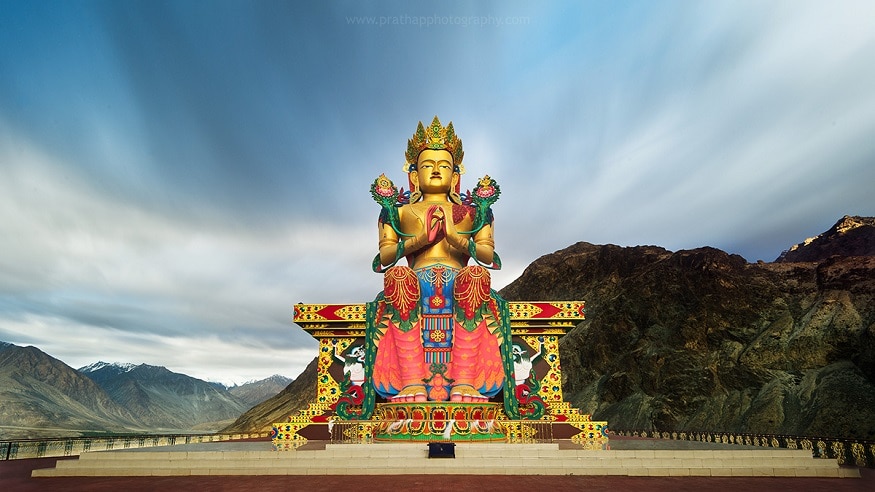 எங்கும் காணக்கூடும் புத்த மடாலயங்கள் : லடாக்கின் அழகே புத்த சிலைகள்தான். மலைகளுக்கு நடுவே பிரமாண்ட சிலைகளைக் காணும்போது மனம் ஆர்ப்பரிக்கும். எந்தப் பக்கம் திரும்பினாலும் புத்த சிலைகளும் , போதகர்களுமே இருப்பார்கள். எங்கும் காணக்கூடும் புத்த மடாலயங்கள் : லடாக்கின் அழகே புத்த சிலைகள்தான். மலைகளுக்கு நடுவே பிரமாண்ட சிலைகளைக் காணும்போது மனம் ஆர்ப்பரிக்கும். எந்தப் பக்கம் திரும்பினாலும் புத்த சிலைகளும் , போதகர்களுமே இருப்பார்கள்.