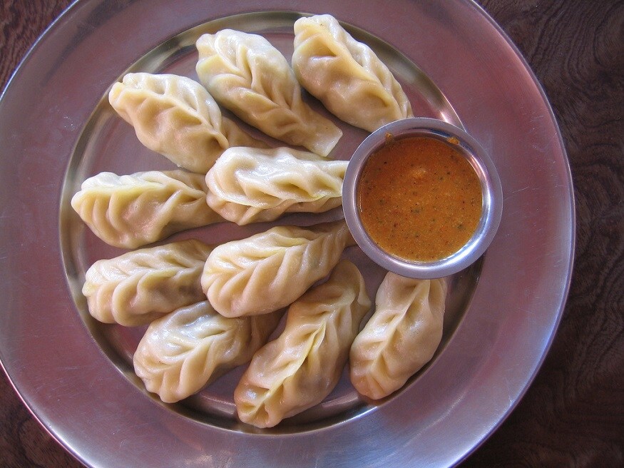 உணவுப் பிரியர்களுக்கு ஏற்ற இடம் : மோமோஸ் இன்றைய இளைஞர்களின் விருப்ப உணவு. அதற்கு லடாக்கில் பஞ்சமே இல்லை. அனைத்து வகையான மோமோஸ் இங்கு பிரத்யேகமாகக் கிடைக்கின்றன. மோமோஸ் மட்டுமன்றி இதுவரை சுவைக்காத சுவை நாவிற்கு புதிதாக இருக்கும். உணவுப் பிரியர்களுக்கு ஏற்ற இடம் : மோமோஸ் இன்றைய இளைஞர்களின் விருப்ப உணவு. அதற்கு லடாக்கில் பஞ்சமே இல்லை. அனைத்து வகையான மோமோஸ் இங்கு பிரத்யேகமாகக் கிடைக்கின்றன. மோமோஸ் மட்டுமன்றி இதுவரை சுவைக்காத சுவை நாவிற்கு புதிதாக இருக்கும்.