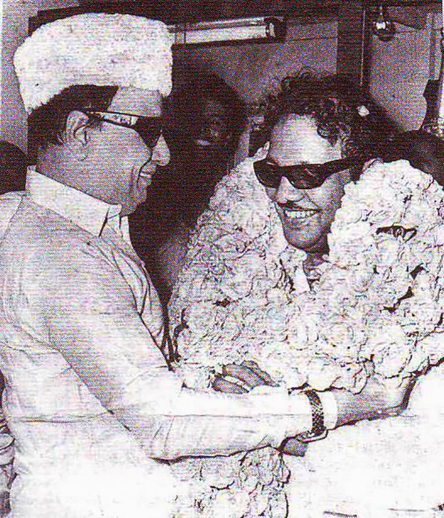 1972ம் ஆண்டு திமுகவின் தலைவராக கருணாநிதி தேர்ந்தெடுக்கப்பட்டதற்கு எம்.ஜி.ஆர் மாலை அணிவித்து மரியாதை செலுத்தினார் (Image: Subha News Photo Service) 1972ம் ஆண்டு திமுகவின் தலைவராக கருணாநிதி தேர்ந்தெடுக்கப்பட்டதற்கு எம்.ஜி.ஆர் மாலை அணிவித்து மரியாதை செலுத்தினார் (Image: Subha News Photo Service)