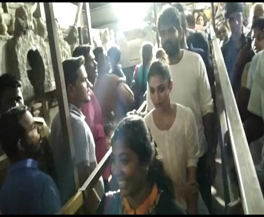 நேற்று விடுமுறை நாள் என்பதால் சுமார் 5 லட்சத்துக்கும் மேற்பட்ட பக்தர்கள் குவிந்தனர். நடிகை நயன்தாரா உள்ளிட்ட பிரபலங்களும் தரிசனம் செய்தனர். நேற்று விடுமுறை நாள் என்பதால் சுமார் 5 லட்சத்துக்கும் மேற்பட்ட பக்தர்கள் குவிந்தனர். நடிகை நயன்தாரா உள்ளிட்ட பிரபலங்களும் தரிசனம் செய்தனர்.