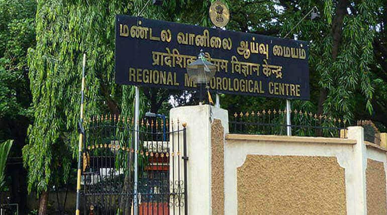 இந்திய வானிலை மையம் விடுத்துள்ள செய்தி குறிப்பில், வடக்கு வங்காள விரிகுடாவில் நாளை குறைந்த காற்றழுத்தத் தாழ்வு நிலை உருவாக வாய்ப்புள்ளதாகவும், அது மேலும் வலுவடைந்து புயலாக உருமாறும் என்றும் கணிக்கப்பட்டுள்ளது. இந்திய வானிலை மையம் விடுத்துள்ள செய்தி குறிப்பில், வடக்கு வங்காள விரிகுடாவில் நாளை குறைந்த காற்றழுத்தத் தாழ்வு நிலை உருவாக வாய்ப்புள்ளதாகவும், அது மேலும் வலுவடைந்து புயலாக உருமாறும் என்றும் கணிக்கப்பட்டுள்ளது.