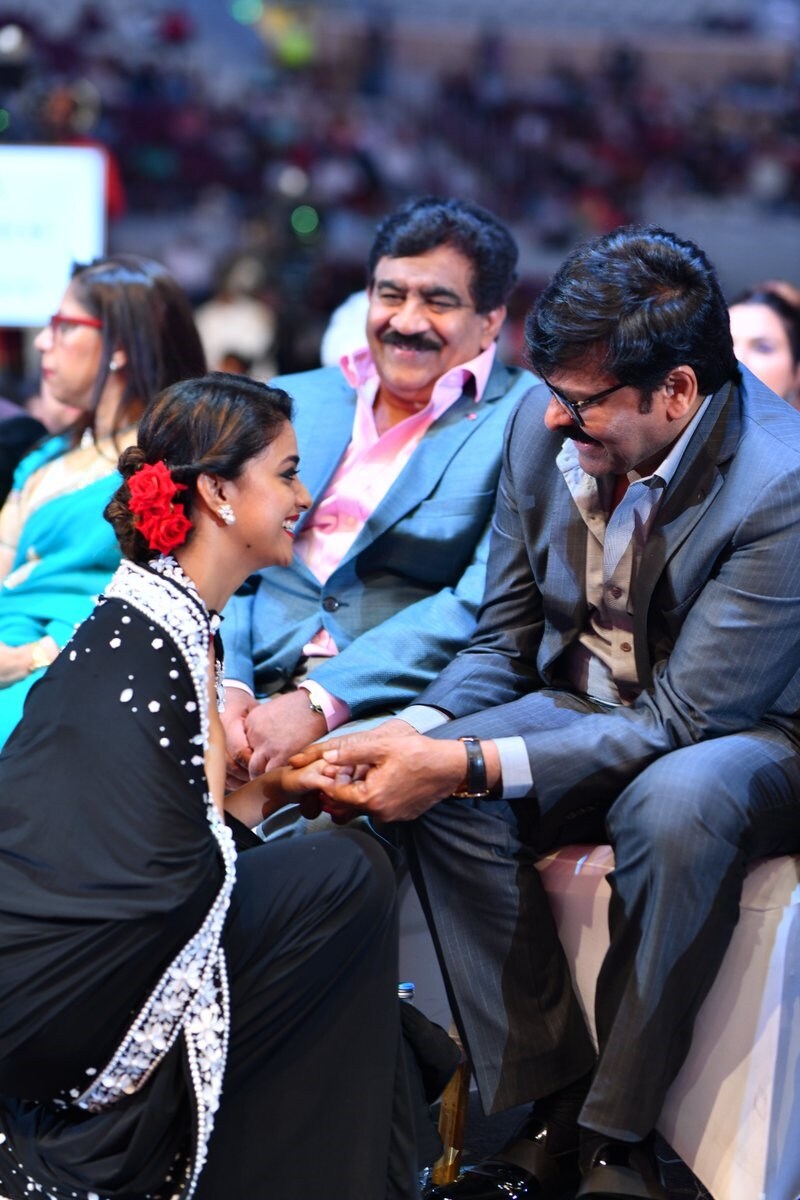 ஜொலிஜொலிக்கும் வெள்ளைக் கற்கள் பதிக்கப்பட்டு கருப்பு நிற ப்ளீட்ஸ் வைத்த புடவை அவரின் அழகை மிகைப்படுத்திக் காட்டுகிறது. புடவைக்கு ஏற்ப 70 - 80 களின் மேக் அப்பை அழகாக அப்ளை செய்துள்ளார். பிரைட் மேக் அப் அப்ளை செய்து அதற்கு காண்ட்ராஸ்டாக சிவப்பு நிற லிப்ஸ்டிக் அப்ளை செய்துள்ளார். லிப்ஸ்டிக்கிற்கு ஏற்ப ஹேர் ஸ்டைலில் வலது புற இடையே பூ வைத்திருப்பது அழகாக எட்டிப்பார்க்கிறது. கழுத்தை ஒட்டிய ஜாக்கெட்டிற்கு பொருத்தமான ஹை பன் ஹேர் ஸ்டைல் அம்சமாக உள்ளது. ஜொலிஜொலிக்கும் வெள்ளைக் கற்கள் பதிக்கப்பட்டு கருப்பு நிற ப்ளீட்ஸ் வைத்த புடவை அவரின் அழகை மிகைப்படுத்திக் காட்டுகிறது. புடவைக்கு ஏற்ப 70 - 80 களின் மேக் அப்பை அழகாக அப்ளை செய்துள்ளார். பிரைட் மேக் அப் அப்ளை செய்து அதற்கு காண்ட்ராஸ்டாக சிவப்பு நிற லிப்ஸ்டிக் அப்ளை செய்துள்ளார். லிப்ஸ்டிக்கிற்கு ஏற்ப ஹேர் ஸ்டைலில் வலது புற இடையே பூ வைத்திருப்பது அழகாக எட்டிப்பார்க்கிறது. கழுத்தை ஒட்டிய ஜாக்கெட்டிற்கு பொருத்தமான ஹை பன் ஹேர் ஸ்டைல் அம்சமாக உள்ளது.