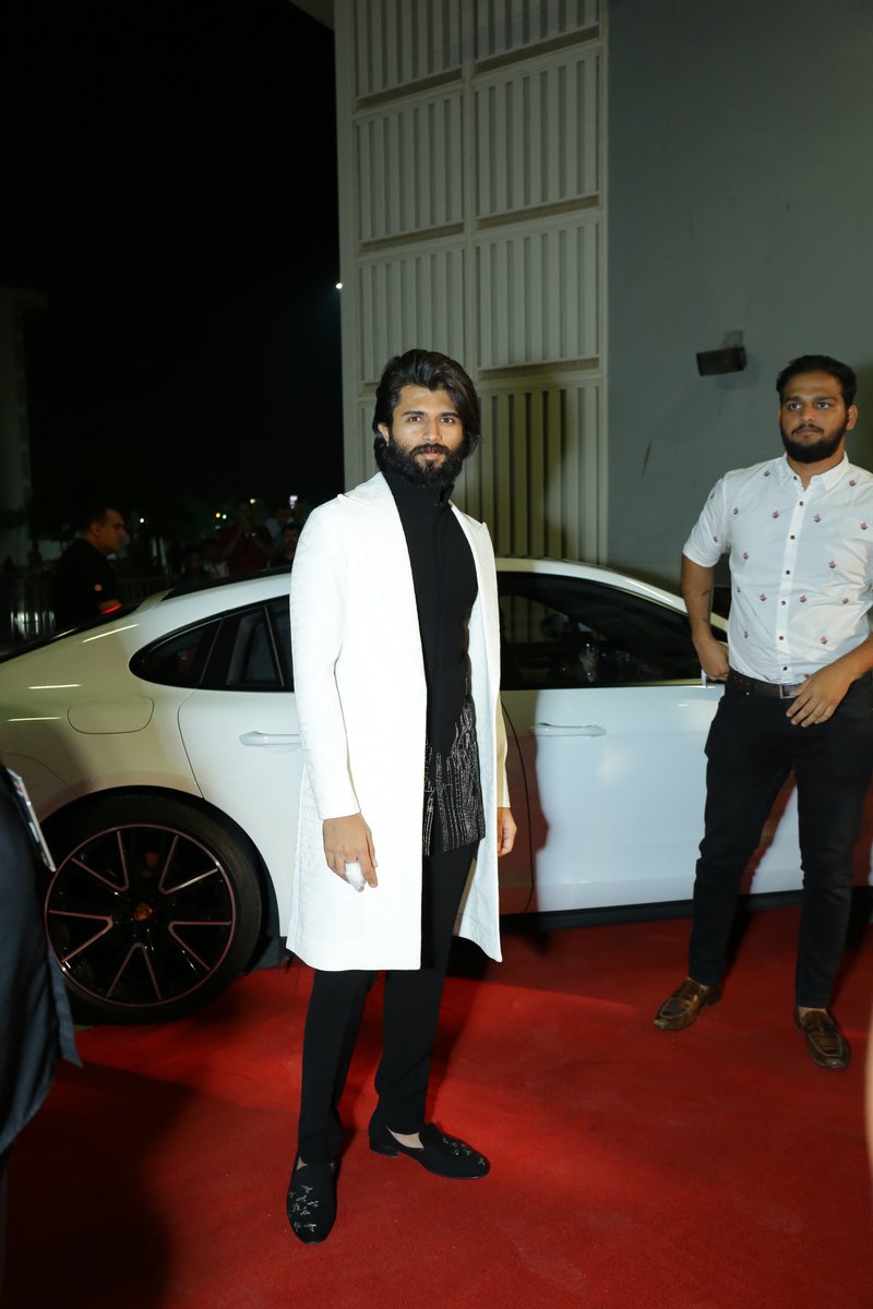 சைமா நிகழ்ச்சியில் விருதுகள் முக்கியதுவம் கொண்டிருந்தாலும் நட்சத்திரங்கள் அணிந்துவரும் ஆடைகளை தெரிந்துகொள்வதற்கெனவும் சில கூட்டம் இருக்கின்றன. அவர்களுக்கு ஏமாற்றத்தை அளித்திடக் கூடாது என்பதில் கவனமாக இருக்கும் நடிகர்கள் அதை கச்சிதமாகவும் மேடையேற்றுவார்கள். சைமா நிகழ்ச்சியில் விருதுகள் முக்கியதுவம் கொண்டிருந்தாலும் நட்சத்திரங்கள் அணிந்துவரும் ஆடைகளை தெரிந்துகொள்வதற்கெனவும் சில கூட்டம் இருக்கின்றன. அவர்களுக்கு ஏமாற்றத்தை அளித்திடக் கூடாது என்பதில் கவனமாக இருக்கும் நடிகர்கள் அதை கச்சிதமாகவும் மேடையேற்றுவார்கள்.