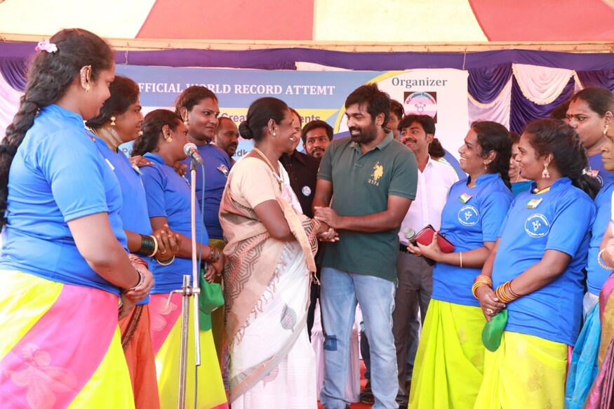 73 ஆம் ஆண்டு இந்திய சுதந்திர தினத்தை முன்னிட்டு சென்னை கோபாலபுரத்தில் உள்ள விளையாட்டு மைதானத்தில் அனிமா வேர்ல்ட் ஆஃப் ஆர்ட்ஸ் என்ற அமைப்பின் சார்பாக நூறு திருநங்கைகள் ஒன்றிணைந்து உலக சாதனை ஓவியம் ஒன்றை உருவாக்கினர். 73 ஆம் ஆண்டு இந்திய சுதந்திர தினத்தை முன்னிட்டு சென்னை கோபாலபுரத்தில் உள்ள விளையாட்டு மைதானத்தில் அனிமா வேர்ல்ட் ஆஃப் ஆர்ட்ஸ் என்ற அமைப்பின் சார்பாக நூறு திருநங்கைகள் ஒன்றிணைந்து உலக சாதனை ஓவியம் ஒன்றை உருவாக்கினர்.
