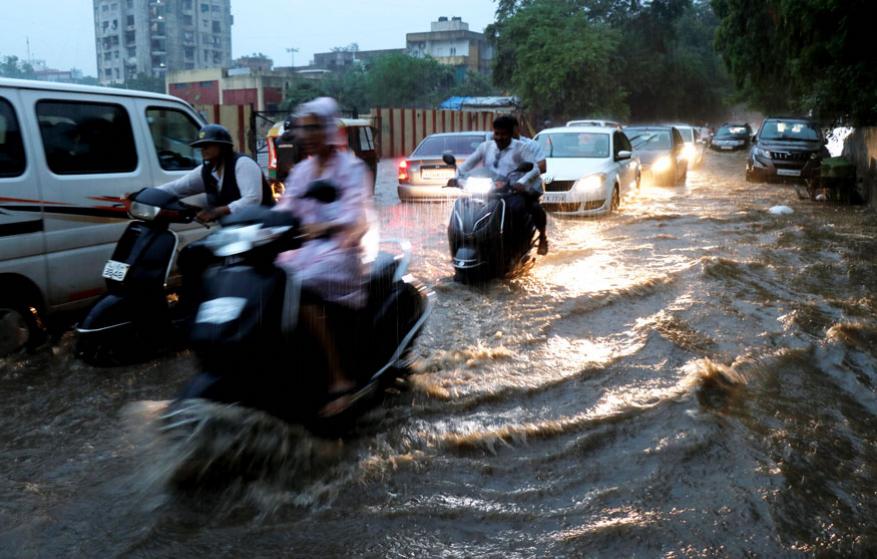 கனமழை காரணமாக சாலைகளில் தண்ணீர் தேங்கியுள்ளதால் போக்குவரத்து பல இடங்களில் பாதிப்பு அடைந்துள்ளது. கனமழை காரணமாக சாலைகளில் தண்ணீர் தேங்கியுள்ளதால் போக்குவரத்து பல இடங்களில் பாதிப்பு அடைந்துள்ளது.
