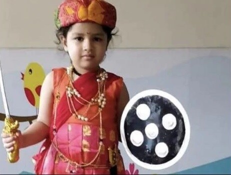 தோனி லடாக் சென்ற புகைப்படங்கள் இணையத்தில் வேகமாக பரவி வந்த நிலையில், தற்போது அவரது மகள் ஷிவா தோனி பள்ளியில் நடைபெற்ற மாறுவேட போட்டியில் ஜான்சி ராணி மாதிரி வேடமணிந்த புகைப்படம் வைரலாகி உள்ளது. தோனி லடாக் சென்ற புகைப்படங்கள் இணையத்தில் வேகமாக பரவி வந்த நிலையில், தற்போது அவரது மகள் ஷிவா தோனி பள்ளியில் நடைபெற்ற மாறுவேட போட்டியில் ஜான்சி ராணி மாதிரி வேடமணிந்த புகைப்படம் வைரலாகி உள்ளது.