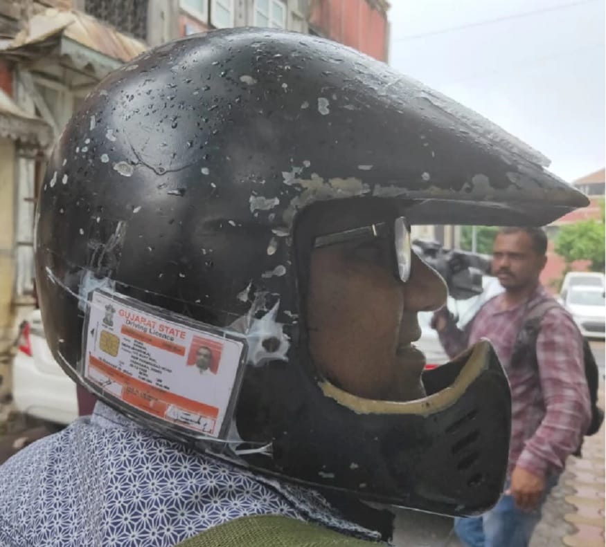 அதோடு சமீபத்தில் அமலுக்கு வந்த போக்குவரத்து விதிமுறை மீறலைத் தவிர்க்க தன்னுடைய ஹெல்மட்டிலேயே ஓட்டுநர் உரிமத்தை ஒட்டிவைத்துள்ளார். அதோடு வண்டியின் ஆர்சி புத்தகம், இன்சூரன்ஸ் மற்றும் பியூசி சான்றிதழ் என அனைத்தையும் ஹெமட்டில் சுற்றிலும் ஒட்டி வைத்துள்ளார். அதோடு சமீபத்தில் அமலுக்கு வந்த போக்குவரத்து விதிமுறை மீறலைத் தவிர்க்க தன்னுடைய ஹெல்மட்டிலேயே ஓட்டுநர் உரிமத்தை ஒட்டிவைத்துள்ளார். அதோடு வண்டியின் ஆர்சி புத்தகம், இன்சூரன்ஸ் மற்றும் பியூசி சான்றிதழ் என அனைத்தையும் ஹெமட்டில் சுற்றிலும் ஒட்டி வைத்துள்ளார்.
