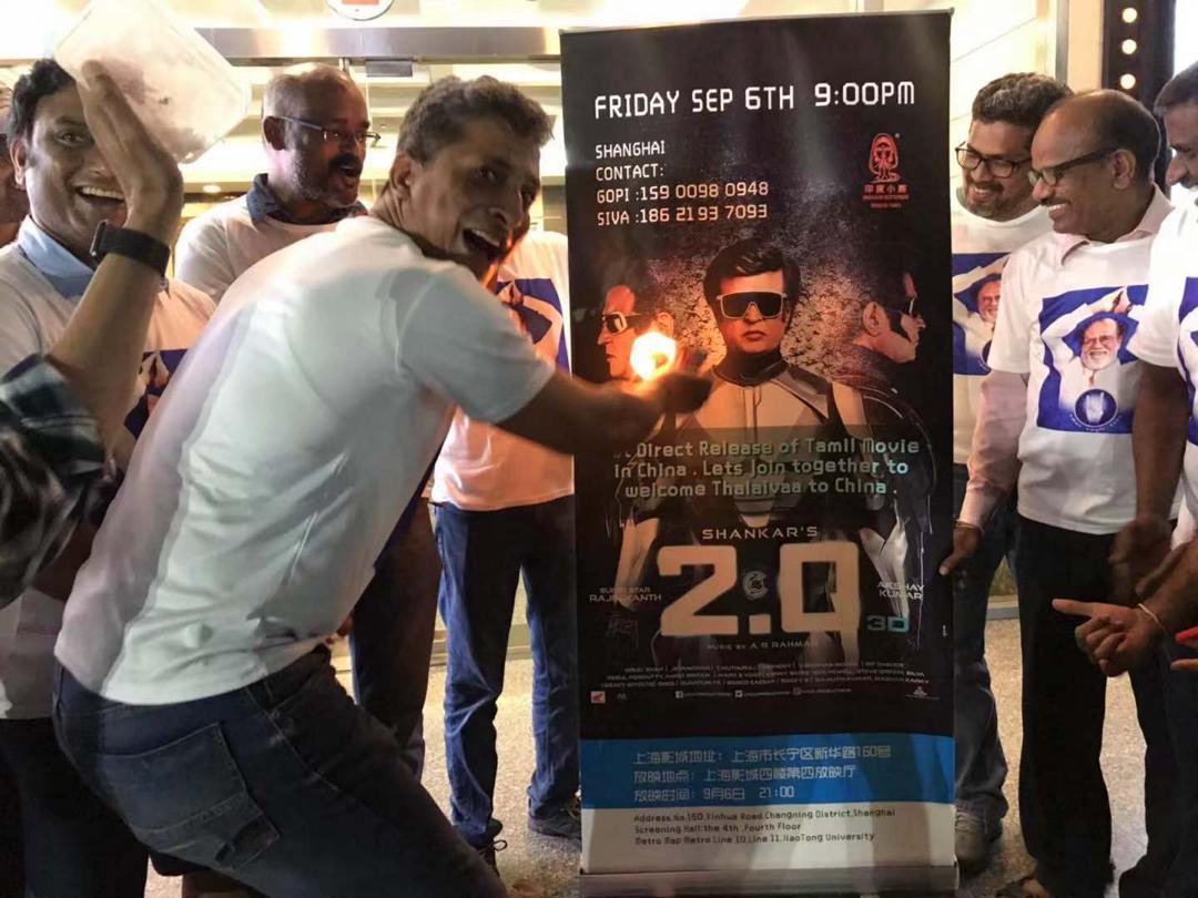 ரஜினிகாந்த், அக்ஷய் குமார் நடித்த 2.0 படம் சீனாவில் 48 ஆயிரம் திரையரங்குகளில் வெளியாகியுள்ளது. முதலில் 56 ஆயிரம் திரையரங்குகளில் படத்தை வெளியிட திட்டமிட்டிருந்தனர். தற்போது திரையரங்குகளின் எண்ணிக்கை குறைந்திருந்தாலும், சீனாவில் ரஜினி படம் வெளியானதை அவரது ரசிகர்கள் சமூக வலைதளங்களில் கொண்டாடி வருகின்றனர். ரஜினிகாந்த், அக்ஷய் குமார் நடித்த 2.0 படம் சீனாவில் 48 ஆயிரம் திரையரங்குகளில் வெளியாகியுள்ளது. முதலில் 56 ஆயிரம் திரையரங்குகளில் படத்தை வெளியிட திட்டமிட்டிருந்தனர். தற்போது திரையரங்குகளின் எண்ணிக்கை குறைந்திருந்தாலும், சீனாவில் ரஜினி படம் வெளியானதை அவரது ரசிகர்கள் சமூக வலைதளங்களில் கொண்டாடி வருகின்றனர்.
