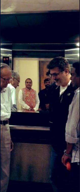 நடிகர் அஜித் தனது மனைவி ஷாலினியுடன் ஒரு ஹோட்டலுக்கு சென்றுள்ளார். அவரை ரசிகர்கள் வீடியோ, புகைப்படங்கள் எடுத்துள்ளனர். அதில் அஜித்தின் நியூ லுக்கை பார்த்த ரசிகர்கள் அந்த புகைப்ப்டங்களை ஷேர் செய்து வருகின்றனர் நடிகர் அஜித் தனது மனைவி ஷாலினியுடன் ஒரு ஹோட்டலுக்கு சென்றுள்ளார். அவரை ரசிகர்கள் வீடியோ, புகைப்படங்கள் எடுத்துள்ளனர். அதில் அஜித்தின் நியூ லுக்கை பார்த்த ரசிகர்கள் அந்த புகைப்ப்டங்களை ஷேர் செய்து வருகின்றனர்