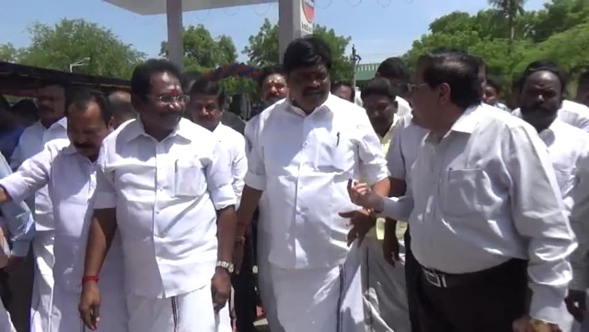 அரசு பெட்ரோல் பங்க்கை திறந்துவைக்க வந்த அமைச்சர்கள், கட்சியினர் வைத்திருந்த பேனர்களை அகற்றினால்தான் நிகழ்ச்சியில் பங்கேற்பதாக தெரிவித்ததால் பரபரப்பு ஏற்பட்டது. அரசு பெட்ரோல் பங்க்கை திறந்துவைக்க வந்த அமைச்சர்கள், கட்சியினர் வைத்திருந்த பேனர்களை அகற்றினால்தான் நிகழ்ச்சியில் பங்கேற்பதாக தெரிவித்ததால் பரபரப்பு ஏற்பட்டது.