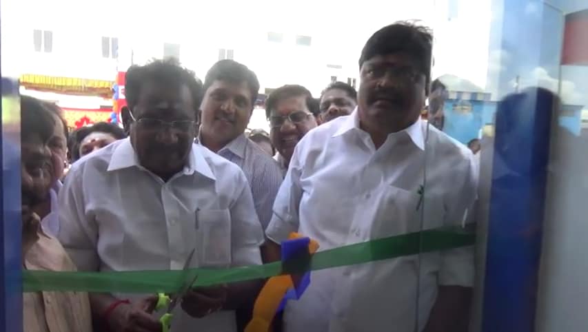 விருதுநகர் மாவட்டம் அருப்புக்கோட்டையில் ராமநாதபுரம் மாவட்ட நுகர்வோர் கூட்டுறவு மொத்த விற்பணை பண்டக சாலை மூலம் புதியதாக ஆரம்பிக்கப்பட்ட பெட்ரோல் டீசல் விற்பனை நிலையத்தினை தமிழக கூட்டுறவுத்துறை அமைச்சர் செல்லூர் ராஜு மற்றும் பால்வளத்துறை அமைச்சர் கே.டி.ராஜேந்திரபாலாஜி இணைந்து திறந்து வைத்தனர். விருதுநகர் மாவட்டம் அருப்புக்கோட்டையில் ராமநாதபுரம் மாவட்ட நுகர்வோர் கூட்டுறவு மொத்த விற்பணை பண்டக சாலை மூலம் புதியதாக ஆரம்பிக்கப்பட்ட பெட்ரோல் டீசல் விற்பனை நிலையத்தினை தமிழக கூட்டுறவுத்துறை அமைச்சர் செல்லூர் ராஜு மற்றும் பால்வளத்துறை அமைச்சர் கே.டி.ராஜேந்திரபாலாஜி இணைந்து திறந்து வைத்தனர்.