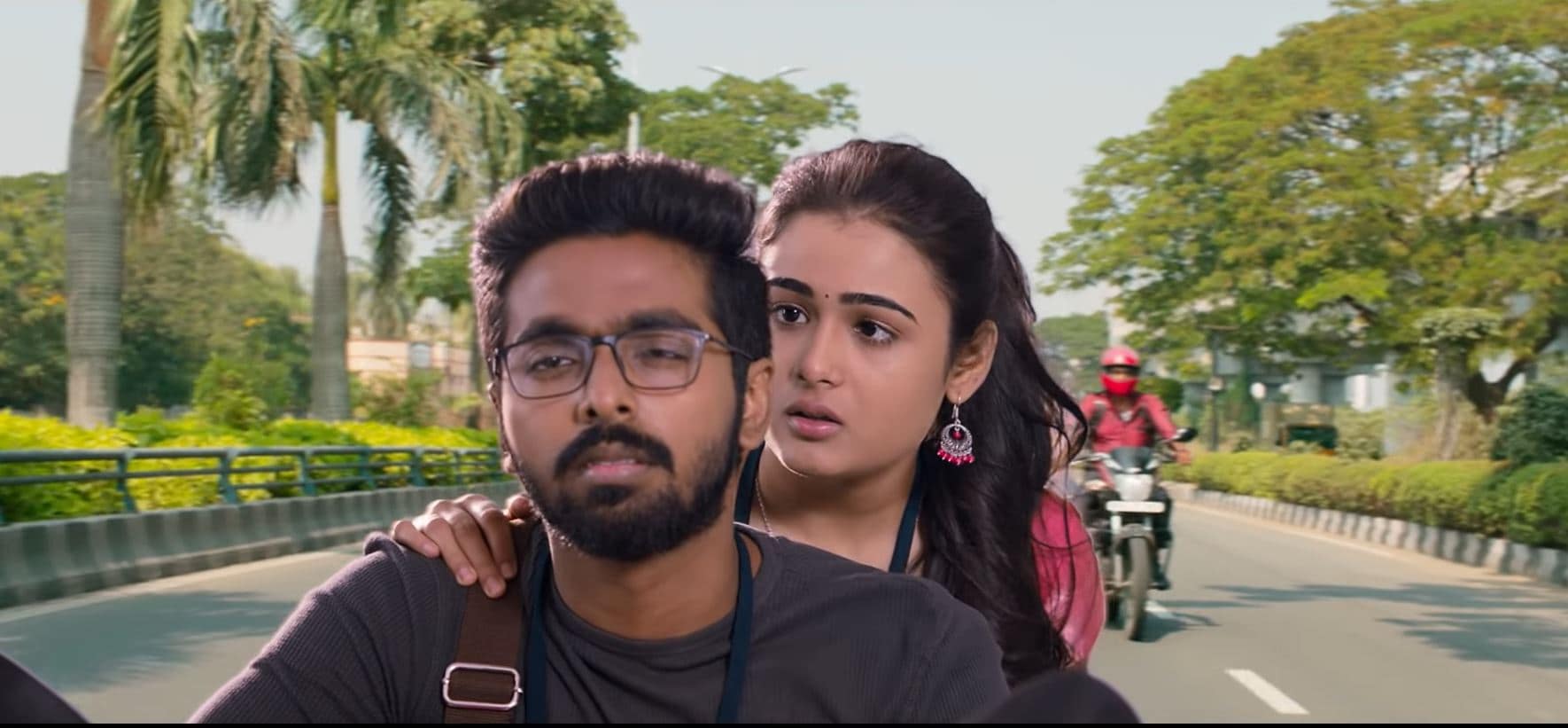 ஜிவி பிரகாஷ் நடிப்பில் உருவாகியுள்ள 100 சதவீத காதல் திரைப்படத்தின் டிரைலரை நடிகர் சூர்யா தனது ட்விட்டர் பக்கத்தில் வெளியிட்டார். தெலுங்கில் வெளியான 100% லவ் என்ற திரைப்படத்தின் ரிமேக்காக உருவாகியுள்ள இந்த படம் அக்டோபர் 4ம் தேதி திரைக்கு வரவுள்ளது. ஜிவி பிரகாஷ் நடிப்பில் உருவாகியுள்ள 100 சதவீத காதல் திரைப்படத்தின் டிரைலரை நடிகர் சூர்யா தனது ட்விட்டர் பக்கத்தில் வெளியிட்டார். தெலுங்கில் வெளியான 100% லவ் என்ற திரைப்படத்தின் ரிமேக்காக உருவாகியுள்ள இந்த படம் அக்டோபர் 4ம் தேதி திரைக்கு வரவுள்ளது.
