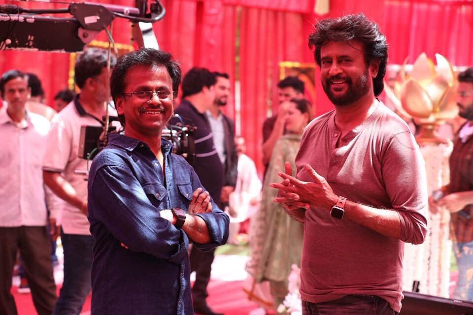 ஏ ஆர் முருகதாஸ் இயக்கத்தில் ரஜினிகாந்த், நயன்தாரா ஆகியோர் நடித்து வரும் படம் தர்பார். இந்தப் படம் 2020-ம் ஆண்டு பொங்களுக்கு வெளியாகும் என்று அறிவிக்கப்பட்டுள்ளது. ஏற்கனவே தர்பார் படத்தின் போஸ்டர்கள் வெளியாகி நல்ல வரவேற்பை பெற்றுள்ளது. இந்நிலையில் ரஜினியின் புகைப்படம் ஒன்று வெளியாகி சமூக வலைதளங்களில் வைரலாகி வருகிறது. ஏ ஆர் முருகதாஸ் இயக்கத்தில் ரஜினிகாந்த், நயன்தாரா ஆகியோர் நடித்து வரும் படம் தர்பார். இந்தப் படம் 2020-ம் ஆண்டு பொங்களுக்கு வெளியாகும் என்று அறிவிக்கப்பட்டுள்ளது. ஏற்கனவே தர்பார் படத்தின் போஸ்டர்கள் வெளியாகி நல்ல வரவேற்பை பெற்றுள்ளது. இந்நிலையில் ரஜினியின் புகைப்படம் ஒன்று வெளியாகி சமூக வலைதளங்களில் வைரலாகி வருகிறது.