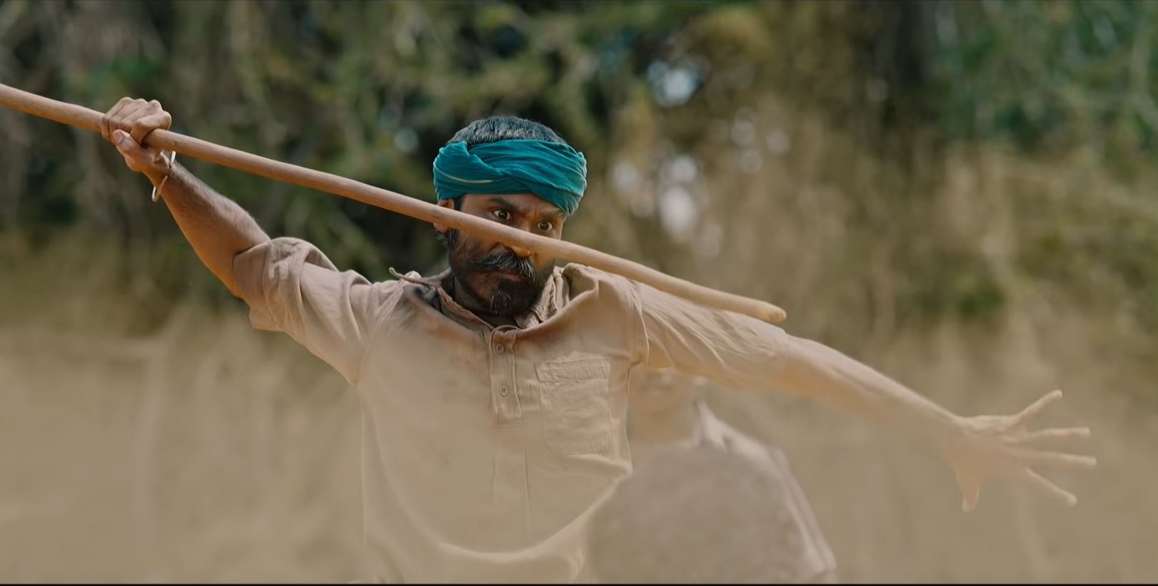 வெற்றிமாறன் இயக்கத்தில் தனுஷ் நடிக்கும் அசுரன் திரைப்படத்தின் ட்ரெய்லர் வெளியாகி ரசிகர்கள் மத்தியில் மிகுந்த வரவேற்பை பெற்றுள்ளது.கலைப்புலி தாணு தயாரித்துள்ள இந்தத் படத்திற்கு ஜி.வி.பிரகாஷ்குமார் இசையமைத்துள்ளார். வெற்றிமாறன் - தனுஷ் கூட்டணியில் அண்மையில் வெளியான வடசென்னை திரைப்படத்தை தொடர்ந்து, மீண்டும் இந்த கூட்டணி இணைந்திருப்பது பெரும் எதிர்பார்ப்பை ஏற்படுத்தியுள்ளது. வெற்றிமாறன் இயக்கத்தில் தனுஷ் நடிக்கும் அசுரன் திரைப்படத்தின் ட்ரெய்லர் வெளியாகி ரசிகர்கள் மத்தியில் மிகுந்த வரவேற்பை பெற்றுள்ளது.கலைப்புலி தாணு தயாரித்துள்ள இந்தத் படத்திற்கு ஜி.வி.பிரகாஷ்குமார் இசையமைத்துள்ளார். வெற்றிமாறன் - தனுஷ் கூட்டணியில் அண்மையில் வெளியான வடசென்னை திரைப்படத்தை தொடர்ந்து, மீண்டும் இந்த கூட்டணி இணைந்திருப்பது பெரும் எதிர்பார்ப்பை ஏற்படுத்தியுள்ளது.