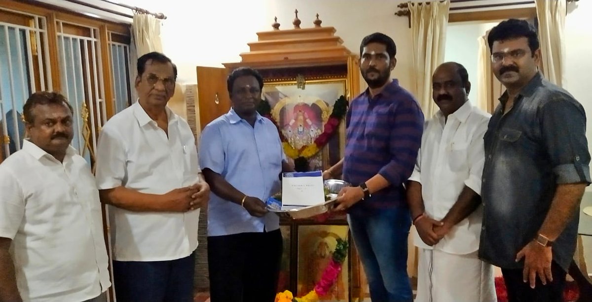 சிம்பு நடிப்பில் உருவாக இருந்த மாநாடு திரைப்படத்தின் தயாரிப்பாளரான சுரேஷ் காமாட்சி புதிய திரைப்படத்திற்கான அறிவிப்பை வெளியிட்டுள்ளார். இணையதளத்தில் ப்ளூ சட்டை என்ற பெயரில் பிரபலமான விமர்சகர் மாறன் இந்த திரைப்படத்தை இயக்க உள்ளார். சிம்பு நடிப்பில் உருவாக இருந்த மாநாடு திரைப்படத்தின் தயாரிப்பாளரான சுரேஷ் காமாட்சி புதிய திரைப்படத்திற்கான அறிவிப்பை வெளியிட்டுள்ளார். இணையதளத்தில் ப்ளூ சட்டை என்ற பெயரில் பிரபலமான விமர்சகர் மாறன் இந்த திரைப்படத்தை இயக்க உள்ளார்.