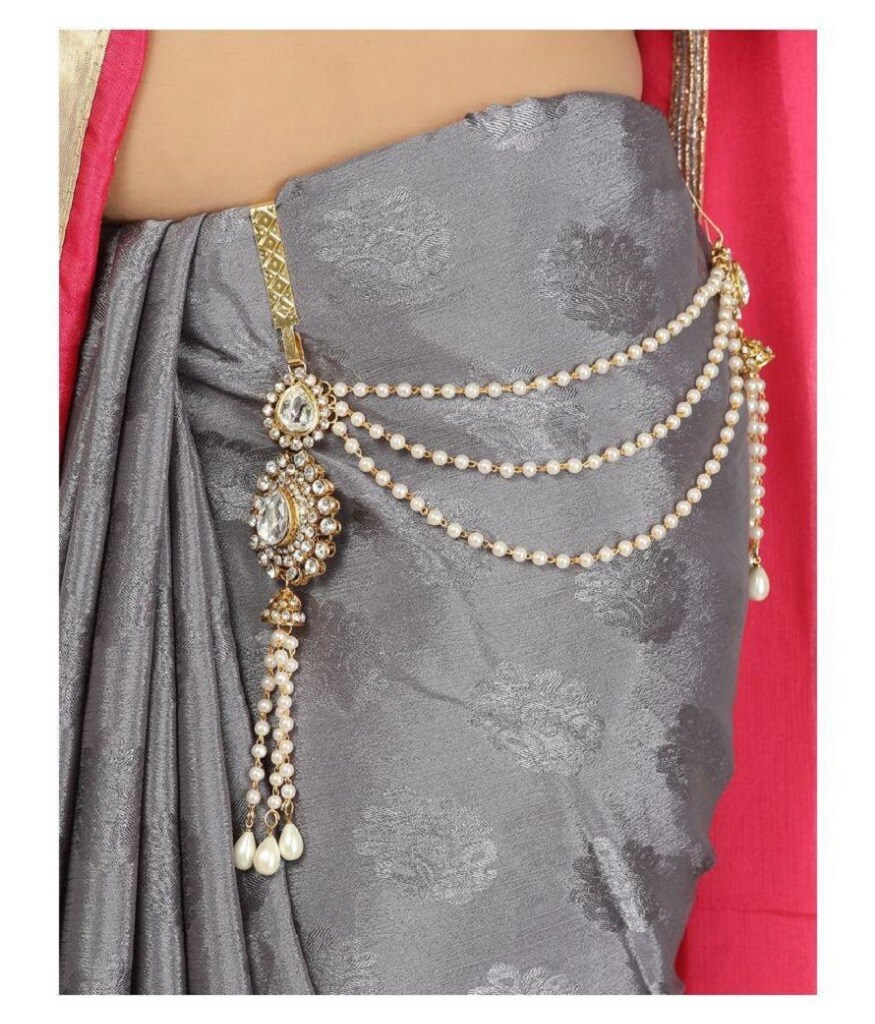 இடுப்பில் செயின் : பலர் ஒட்டியானம் அணிவதற்குத் தயக்கப்படுவார்கள். அவர்களுக்கு மாற்று இந்த இடுப்புச் செயின் தான். முன்பு சாவிக் கொத்தை இடுப்பில் சொருகி வைப்பார்கள். பின் அதை சவுகரியமாக மாடிக் கொள்ள வந்ததுதான் இந்த செயின் கொத்து. இன்று இது ஃபேஷனிற்காகப் பயன்படுத்தப்படுகிறது. புடவை மற்றும் லெஹங்கா அணியும்போது இதை இடுப்பில் சொருகிக் கொண்டு நடந்தால் கர்வம் தருவதாக இருக்கும். இடுப்பில் செயின் : பலர் ஒட்டியானம் அணிவதற்குத் தயக்கப்படுவார்கள். அவர்களுக்கு மாற்று இந்த இடுப்புச் செயின் தான். முன்பு சாவிக் கொத்தை இடுப்பில் சொருகி வைப்பார்கள். பின் அதை சவுகரியமாக மாடிக் கொள்ள வந்ததுதான் இந்த செயின் கொத்து. இன்று இது ஃபேஷனிற்காகப் பயன்படுத்தப்படுகிறது. புடவை மற்றும் லெஹங்கா அணியும்போது இதை இடுப்பில் சொருகிக் கொண்டு நடந்தால் கர்வம் தருவதாக இருக்கும்.