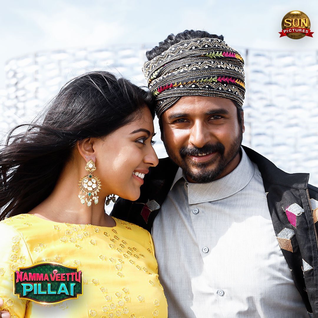 "நம்ம வீட்டு பிள்ளை" திரைப்படத்திற்காக அனிருத் குரலில் உருவாகி உள்ள காந்த கண்ணழகி என்ற பாடலின் லிரிக்கல் வீடியோவை படக்குழுவினர் வெளியிட்டுள்ளனர். பாடலுக்கு முன் அனிருத்தும் சிவகார்த்திகேயனும் செய்யும் சேட்டை ரசிகர்களை வெகுவாக கவர்ந்துள்ளது. "நம்ம வீட்டு பிள்ளை" திரைப்படத்திற்காக அனிருத் குரலில் உருவாகி உள்ள காந்த கண்ணழகி என்ற பாடலின் லிரிக்கல் வீடியோவை படக்குழுவினர் வெளியிட்டுள்ளனர். பாடலுக்கு முன் அனிருத்தும் சிவகார்த்திகேயனும் செய்யும் சேட்டை ரசிகர்களை வெகுவாக கவர்ந்துள்ளது.