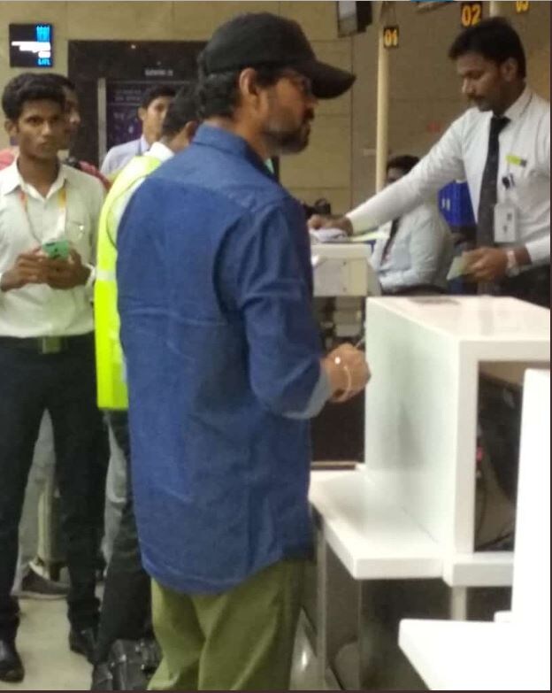 'பிகில்' திரைப்படத்தின் இசை வெளியீட்டு விழா நிறைவடைந்த கையோடு நடிகர் விஜய் ஓய்விற்காக வெளிநாடு புறப்பட்டுள்ள புகைப்படம் மற்றும் வீடியோக்கள் சமூக வலைதளங்களில் வேகமாக பரவி வருகின்றன. பிகில் திரைப்பட விழாவில் விஜய்யின் பேச்சு அரசியல் களத்தில் பெரும் பரபரப்பை ஏற்படுத்தியுள்ள நிலையில் லோகேஷ் கனகராஜ் இயக்கத்தில் உருவாக உள்ள புதிய திரைப்படத்திற்கு தயாராகும் வகையில் அவர் வெளிநாடு பறந்துள்ளதாக தகவல் வெளியாகியுள்ளது. 'பிகில்' திரைப்படத்தின் இசை வெளியீட்டு விழா நிறைவடைந்த கையோடு நடிகர் விஜய் ஓய்விற்காக வெளிநாடு புறப்பட்டுள்ள புகைப்படம் மற்றும் வீடியோக்கள் சமூக வலைதளங்களில் வேகமாக பரவி வருகின்றன. பிகில் திரைப்பட விழாவில் விஜய்யின் பேச்சு அரசியல் களத்தில் பெரும் பரபரப்பை ஏற்படுத்தியுள்ள நிலையில் லோகேஷ் கனகராஜ் இயக்கத்தில் உருவாக உள்ள புதிய திரைப்படத்திற்கு தயாராகும் வகையில் அவர் வெளிநாடு பறந்துள்ளதாக தகவல் வெளியாகியுள்ளது.