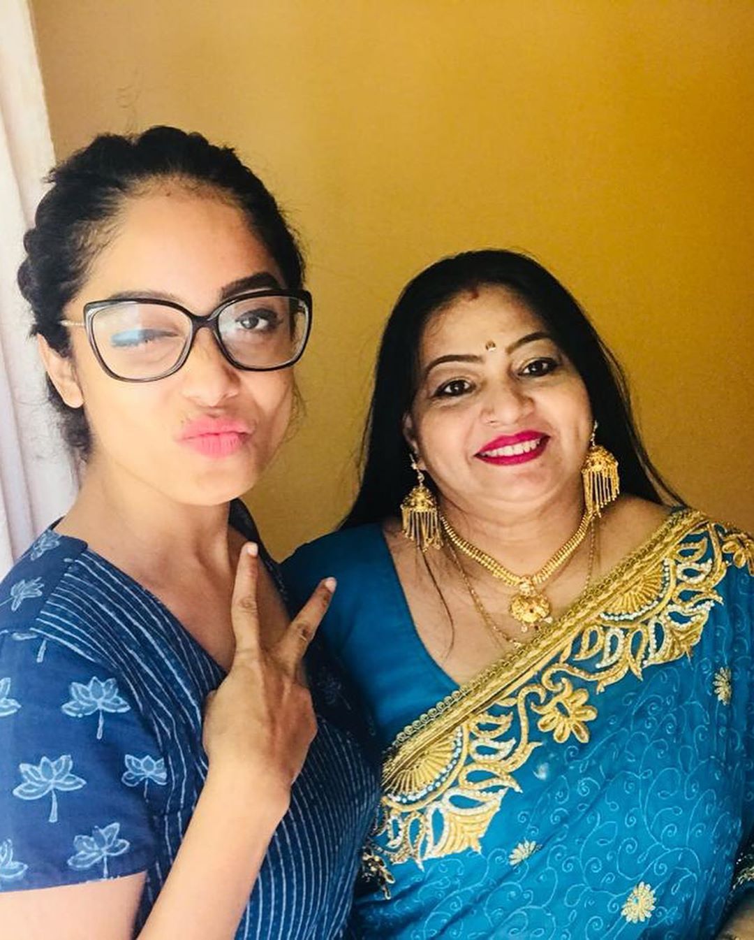 பிக்பாஸ் போட்டியாளரான முகெனின் குடும்பத்தார் சென்னை வந்துள்ள நிலையில் அவர்களை நேரில் சந்தித்த அபிராமி, முகென் தாயுடன் இருக்கும் புகைப்படத்தை தனது இன்ஸ்டாகிராமில் பகிர்ந்துள்ளார். பிக்பாஸ் போட்டியாளரான முகெனின் குடும்பத்தார் சென்னை வந்துள்ள நிலையில் அவர்களை நேரில் சந்தித்த அபிராமி, முகென் தாயுடன் இருக்கும் புகைப்படத்தை தனது இன்ஸ்டாகிராமில் பகிர்ந்துள்ளார்.