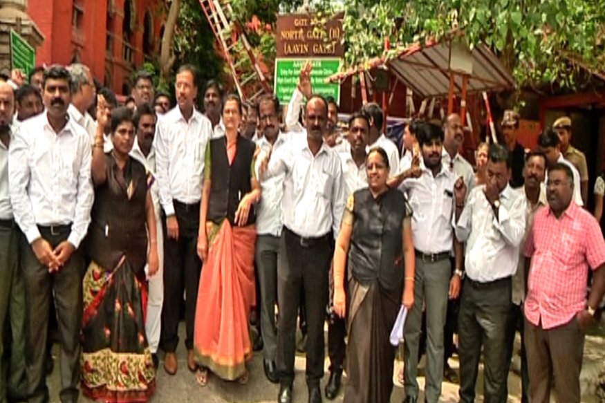 ரஹில் ரமாணி விவகாரம்! வழக்கறிஞர்கள் போராட்டம்