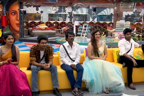 பிக்பாஸ் இறுதிச்சுற்றுக்கு நேரடியாகச் செல்லப்போகும் நபரை அறிவிக்கும் கமல்ஹாசன்! பிக்பாஸ் இறுதிச்சுற்றுக்கு நேரடியாகச் செல்லப்போகும் நபரை அறிவிக்கும் கமல்ஹாசன்!