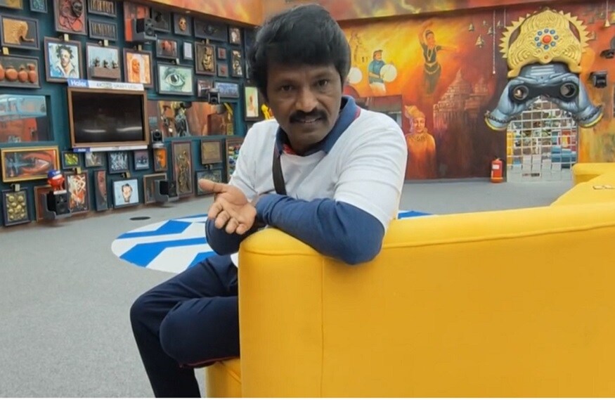 இறுதியாக பிக்பாஸ் வீட்டை விட்டு வெளியேறிய சேரன் சீக்ரெட் அறைக்குள் தங்க வைக்கப்பட்டுள்ளதாகவும், அதற்கு முதலில் மறுப்பு தெரிவித்த சேரன், பின்னர் பிக்பாஸ் பேச்சைக் கேட்டு சீக்ரெட் அறைக்குள் சென்றிருப்பதாகவும் தகவல்கள் தெரிவிக்கின்றன. இறுதியாக பிக்பாஸ் வீட்டை விட்டு வெளியேறிய சேரன் சீக்ரெட் அறைக்குள் தங்க வைக்கப்பட்டுள்ளதாகவும், அதற்கு முதலில் மறுப்பு தெரிவித்த சேரன், பின்னர் பிக்பாஸ் பேச்சைக் கேட்டு சீக்ரெட் அறைக்குள் சென்றிருப்பதாகவும் தகவல்கள் தெரிவிக்கின்றன.