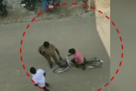 FACT CHECK: சைக்கிளில் சென்ற மாணவனிடம் ஹெல்மெட் கேட்டாரா போலீஸ்...? உண்மையில் நடந்தது என்ன? FACT CHECK: சைக்கிளில் சென்ற மாணவனிடம் ஹெல்மெட் கேட்டாரா போலீஸ்...? உண்மையில் நடந்தது என்ன?