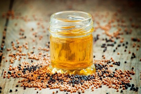 கடுகு எண்ணெயில் மசாஜ் செய்தால் தலை முடி வளர்ச்சிக்கு மட்டுமல்ல மூளையின் சுறுசுறுப்புக்கும் உதவும்..! கடுகு எண்ணெயில் மசாஜ் செய்தால் தலை முடி வளர்ச்சிக்கு மட்டுமல்ல மூளையின் சுறுசுறுப்புக்கும் உதவும்..!