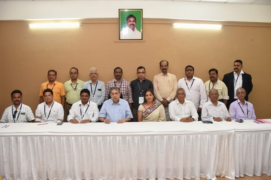 இதனையடுத்து தமிழ்நாடு கிரிக்கெட் சங்கத்தின் புதிய தலைவருக்கான தேர்வில் ரூபா குருநாத் போட்டியின்றி தேர்வு செய்யப்பட்டார். பிசிசிஐ மாநில கிரிக்கெட் சங்கங்களின் முதல் பெண் தலைவர் என்ற பெருமையையும் ரூபா குருநாத் பெற்றுள்ளார். இதனையடுத்து தமிழ்நாடு கிரிக்கெட் சங்கத்தின் புதிய தலைவருக்கான தேர்வில் ரூபா குருநாத் போட்டியின்றி தேர்வு செய்யப்பட்டார். பிசிசிஐ மாநில கிரிக்கெட் சங்கங்களின் முதல் பெண் தலைவர் என்ற பெருமையையும் ரூபா குருநாத் பெற்றுள்ளார்.