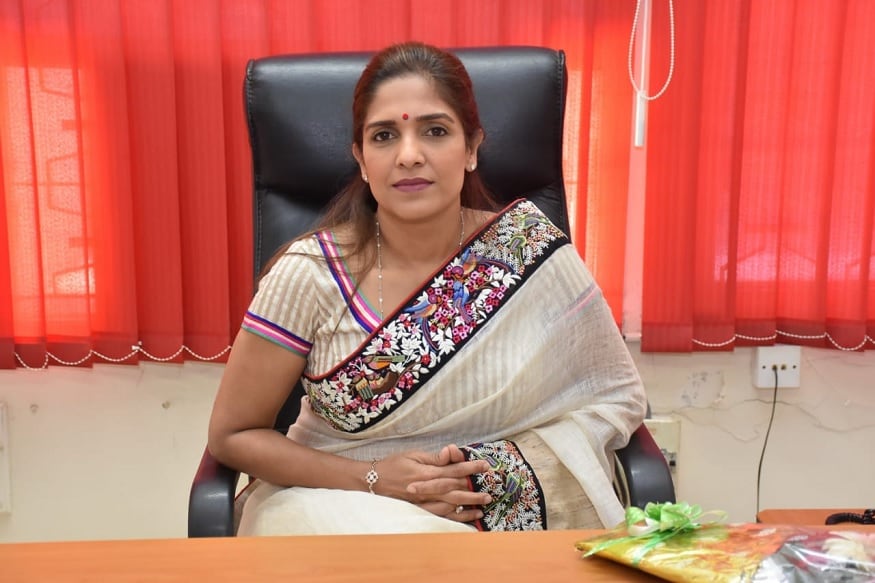 தமிழ்நாடு கிரிக்கெட் சங்கத் தலைவராக போட்டியின்றி தேர்வு செய்யப்பட்ட என்.சீனிவாசன் மகள் ரூபா குருநாத் இன்று பொறுப்பேற்று கொண்டார். தமிழ்நாடு கிரிக்கெட் சங்கத் தலைவராக போட்டியின்றி தேர்வு செய்யப்பட்ட என்.சீனிவாசன் மகள் ரூபா குருநாத் இன்று பொறுப்பேற்று கொண்டார்.