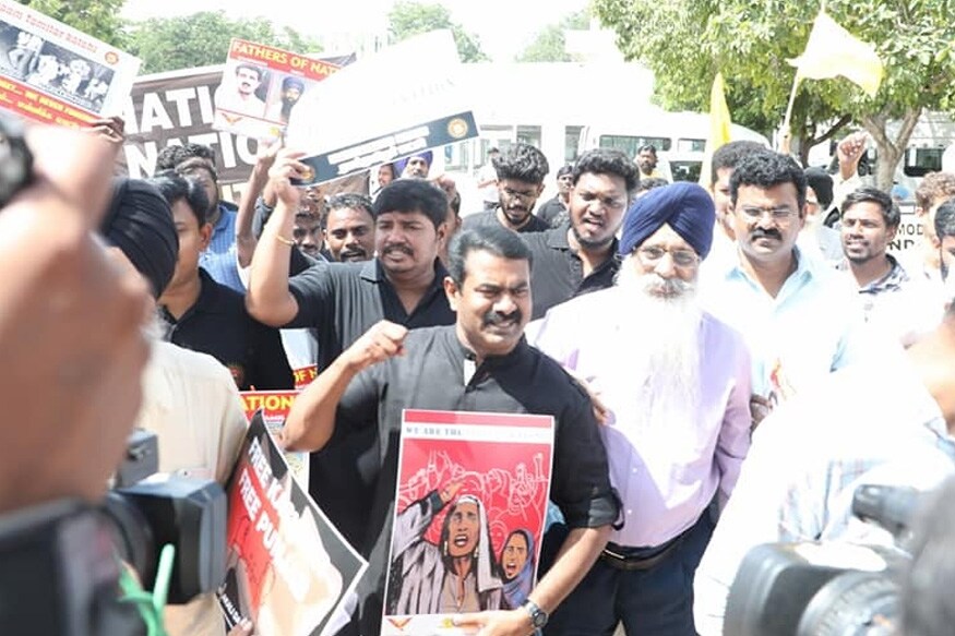 காஷ்மீர் மக்கள் மீதான அடக்குமுறையை எதிர்த்து டெல்லியில் நாம் தமிழர் கட்சி தலைமை ஒருங்கிணைப்பாளர் சீமான் உள்ளிட்டோர் பங்கேற்க இருந்த தேசிய இன ஒற்றுமை அணிவகுப்பு பேரணி தொடங்கிய உடனே தடுத்து நிறுத்தப்பட்டது. காஷ்மீர் மக்கள் மீதான அடக்குமுறையை எதிர்த்து டெல்லியில் நாம் தமிழர் கட்சி தலைமை ஒருங்கிணைப்பாளர் சீமான் உள்ளிட்டோர் பங்கேற்க இருந்த தேசிய இன ஒற்றுமை அணிவகுப்பு பேரணி தொடங்கிய உடனே தடுத்து நிறுத்தப்பட்டது.