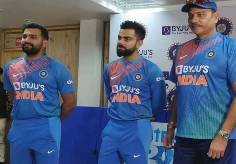 மேற்கிந்திய தீவுகள் அணிக்கு எதிரான தொடருடன் ஓப்போ உடனான ஒப்பந்தம் முடிவடைந்த நிலையில், புதிய ஸ்பான்ஸர் பைஜுஸ் ஆப்-ன் பெயர் பொறித்த ஜெர்சி அணிக்கு வழங்கப்பட்டுள்ளது. மேற்கிந்திய தீவுகள் அணிக்கு எதிரான தொடருடன் ஓப்போ உடனான ஒப்பந்தம் முடிவடைந்த நிலையில், புதிய ஸ்பான்ஸர் பைஜுஸ் ஆப்-ன் பெயர் பொறித்த ஜெர்சி அணிக்கு வழங்கப்பட்டுள்ளது.