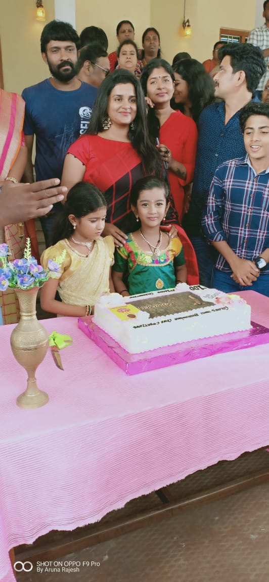 சின்ன குழந்தையான மைனா, தான் பிறப்பதற்கு முன்னதாகவே அப்பகுதியில் உள்ள ஜமீன் குடும்பத்திற்கு அடிமையாக அடமானம் வைக்கப்படுகிறார். சின்ன குழந்தையான மைனா, தான் பிறப்பதற்கு முன்னதாகவே அப்பகுதியில் உள்ள ஜமீன் குடும்பத்திற்கு அடிமையாக அடமானம் வைக்கப்படுகிறார்.