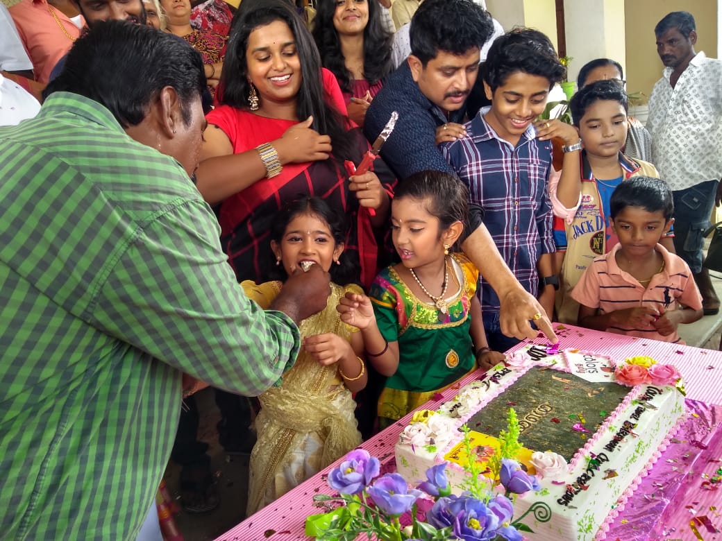 கடந்த மூன்று மாதங்களுக்கு முன்னதாக தொடங்கிய இந்த தொலைக்காட்சி தொடர் தற்போது 100 நாட்களை கடந்து ஒளிபரப்பாகிக் கொண்டுள்ளது. கடந்த மூன்று மாதங்களுக்கு முன்னதாக தொடங்கிய இந்த தொலைக்காட்சி தொடர் தற்போது 100 நாட்களை கடந்து ஒளிபரப்பாகிக் கொண்டுள்ளது.