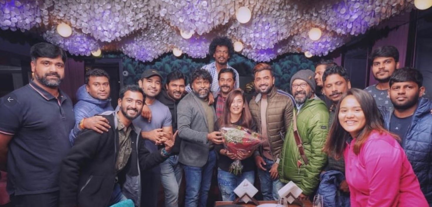கமல்ஹாசனின் மகளான அக்ஷராஹாசன் தனது பிறந்தநாளை விஜய் ஆண்டனி மற்றும் அருண்விஜய் ஆகியோரோடு ரஷ்யாவில் உற்சாகமாக கொண்டாடி உள்ளார். மூடர்கூடம் திரைப்படத்தின் இயக்குனர் நவீன் இயக்கத்தில் அருண் விஜய், விஜய் ஆண்டனி ஷாலினி பாண்டே ஆகியோர் நடிப்பில் உருவாகிவரும் அக்னி சிறகுகள் திரைப்படத்தில் அக்ஷர ஹாசன் ஒரு முக்கிய கதாபாத்திரத்தில் நடித்து வரும் நிலையில் அவரது பிறந்த நாளையும் படக்குழுவினருடன் அக்ஷரா கொண்டாடியுள்ளார். கமல்ஹாசனின் மகளான அக்ஷராஹாசன் தனது பிறந்தநாளை விஜய் ஆண்டனி மற்றும் அருண்விஜய் ஆகியோரோடு ரஷ்யாவில் உற்சாகமாக கொண்டாடி உள்ளார். மூடர்கூடம் திரைப்படத்தின் இயக்குனர் நவீன் இயக்கத்தில் அருண் விஜய், விஜய் ஆண்டனி ஷாலினி பாண்டே ஆகியோர் நடிப்பில் உருவாகிவரும் அக்னி சிறகுகள் திரைப்படத்தில் அக்ஷர ஹாசன் ஒரு முக்கிய கதாபாத்திரத்தில் நடித்து வரும் நிலையில் அவரது பிறந்த நாளையும் படக்குழுவினருடன் அக்ஷரா கொண்டாடியுள்ளார்.