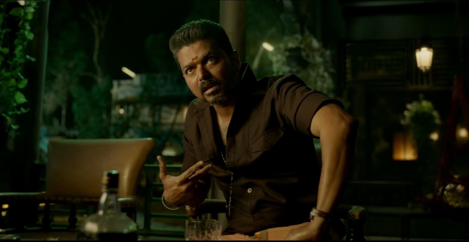 விஜய் நடிப்பில் பிரமாண்டமாக உருவாகியுள்ள பிகில் திரைப்படத்தின் ட்ரெய்லர் நேற்று மாலை 6.00 மணிக்கு வெளியானது. வெளியானது முதலே பிடமாண்ட வரவேற்பை பெற்ற ட்ரெய்லர் பல சாதனைகளை படைத்துள்ளது. வெளியான 1 மனி நேரத்திலேயே 1 லட்சம் லைக்ஸ்களை பெற்று சாதனை படைத்தது பிகில் ட்ரெய்லர் விஜய் நடிப்பில் பிரமாண்டமாக உருவாகியுள்ள பிகில் திரைப்படத்தின் ட்ரெய்லர் நேற்று மாலை 6.00 மணிக்கு வெளியானது. வெளியானது முதலே பிடமாண்ட வரவேற்பை பெற்ற ட்ரெய்லர் பல சாதனைகளை படைத்துள்ளது. வெளியான 1 மனி நேரத்திலேயே 1 லட்சம் லைக்ஸ்களை பெற்று சாதனை படைத்தது பிகில் ட்ரெய்லர்