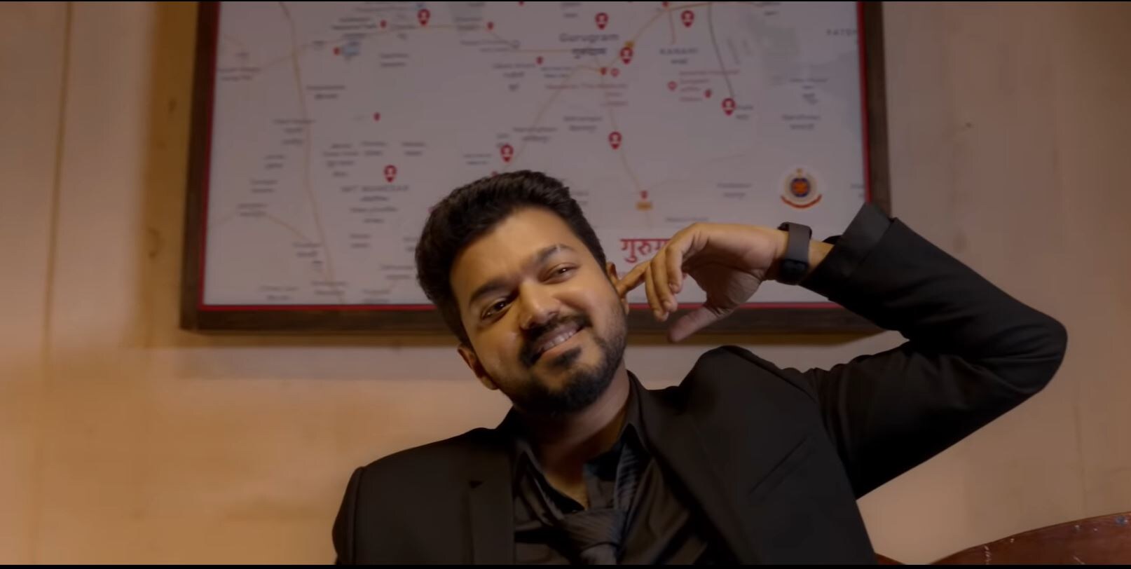 பிகில் முன்னோட்டத்திற்கு பிரபலங்கள் பலரும் தங்களது வாழ்த்துக்களை ட்விட்டர் பக்கத்தில் தெரிவித்து வருகின்றனர். குறிப்பாக பாலிவுட் நடிகர் ஷாருக்கான் ட்ரெய்லரை பாராட்டியுள்ளதோடு சக் தே இந்திய திரைப்படத்தை விட சிறப்பான படமாக வரும் எனவும் நம்பிக்கை தெரிவித்துள்ளார். ஏற்கனவே ரசிகர்கள் பலரும் சக் தே இந்திய திரைப்படத்தின் காட்சிகளை பிகில் திரைப்படம் ஒத்திருப்பதாக இணையதளத்தில் கிண்டலடித்து வரும் நிலையில் இந்த பதிவை விஜய் ரசிகர்கள் பதிலடியாக கொண்டாடி வருகின்றனர். பிகில் முன்னோட்டத்திற்கு பிரபலங்கள் பலரும் தங்களது வாழ்த்துக்களை ட்விட்டர் பக்கத்தில் தெரிவித்து வருகின்றனர். குறிப்பாக பாலிவுட் நடிகர் ஷாருக்கான் ட்ரெய்லரை பாராட்டியுள்ளதோடு சக் தே இந்திய திரைப்படத்தை விட சிறப்பான படமாக வரும் எனவும் நம்பிக்கை தெரிவித்துள்ளார். ஏற்கனவே ரசிகர்கள் பலரும் சக் தே இந்திய திரைப்படத்தின் காட்சிகளை பிகில் திரைப்படம் ஒத்திருப்பதாக இணையதளத்தில் கிண்டலடித்து வரும் நிலையில் இந்த பதிவை விஜய் ரசிகர்கள் பதிலடியாக கொண்டாடி வருகின்றனர்.