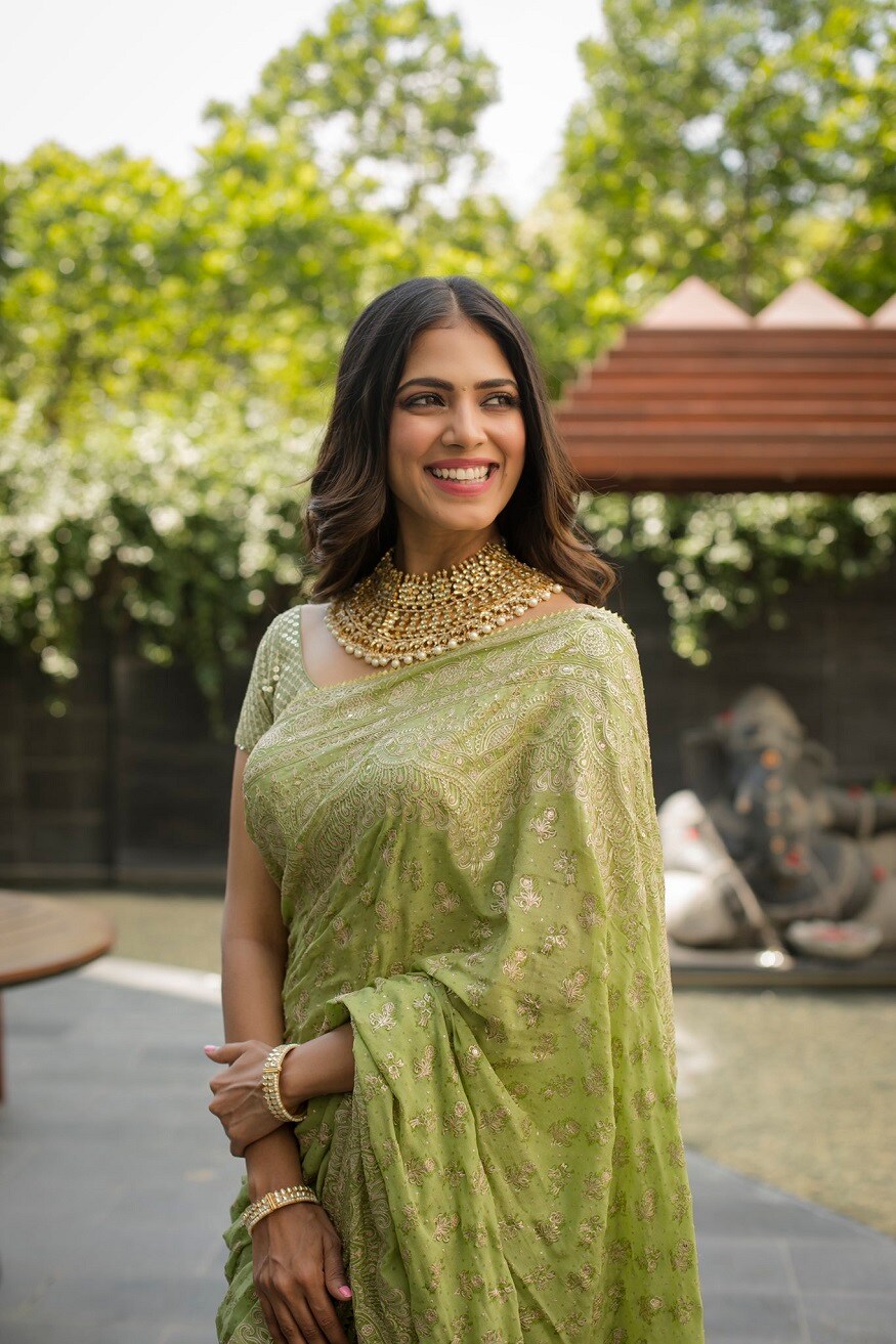 பிரபல டிசைனர் ரீத்து குமாரின் கைவண்ணத்தால் செதுக்கப்பட்ட அந்தப் புடவை மினிமல் டிசைன்களால் வடிவமைக்கப்பட்டிருந்தது. அதை மிக அழகாக கட்டிவிட்டு ஸ்டைலிங் செய்த பெருமை செலிபிரிட்டி ஸ்டைலிஸ்ட் ட்ரிபோர்னா மஜும்தரையே சாரும். புடவையின் டிசைன்களுக்கு ஏற்ப அக்வா மெரைன் ஜுவல்லரியின் குந்தன் ஸ்டோன்ஸ் கொண்ட சோக்கர் நெக்லஸ் தேர்வு மிக அழகான பொருத்தம். பிரபல டிசைனர் ரீத்து குமாரின் கைவண்ணத்தால் செதுக்கப்பட்ட அந்தப் புடவை மினிமல் டிசைன்களால் வடிவமைக்கப்பட்டிருந்தது. அதை மிக அழகாக கட்டிவிட்டு ஸ்டைலிங் செய்த பெருமை செலிபிரிட்டி ஸ்டைலிஸ்ட் ட்ரிபோர்னா மஜும்தரையே சாரும். புடவையின் டிசைன்களுக்கு ஏற்ப அக்வா மெரைன் ஜுவல்லரியின் குந்தன் ஸ்டோன்ஸ் கொண்ட சோக்கர் நெக்லஸ் தேர்வு மிக அழகான பொருத்தம்.