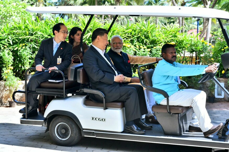 இதைத் தொடர்ந்து இரு தலைவர்களும் பேட்டரி காரில் அமர்ந்து உரையாடி படியே எழில்மிகு விடுதியை சுற்றிப் பார்த்தனர் இதைத் தொடர்ந்து இரு தலைவர்களும் பேட்டரி காரில் அமர்ந்து உரையாடி படியே எழில்மிகு விடுதியை சுற்றிப் பார்த்தனர்