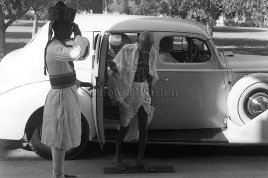 Packard 120 கார் என்பது இந்தியாவின் முக்கியப் பணக்காரர்களின் கைகளில் இருந்த ஒரு கார். சுதந்திரப் போராட்டத்தில் பங்கெடுத்த தொழில் அதிபர் கனஷ்யாம் தாஸ் பிர்லாவின் காரை சில நேரங்களில் மகாத்மா காந்தி பயன்படுத்தியுள்ளார். Packard 120 கார் என்பது இந்தியாவின் முக்கியப் பணக்காரர்களின் கைகளில் இருந்த ஒரு கார். சுதந்திரப் போராட்டத்தில் பங்கெடுத்த தொழில் அதிபர் கனஷ்யாம் தாஸ் பிர்லாவின் காரை சில நேரங்களில் மகாத்மா காந்தி பயன்படுத்தியுள்ளார்.
