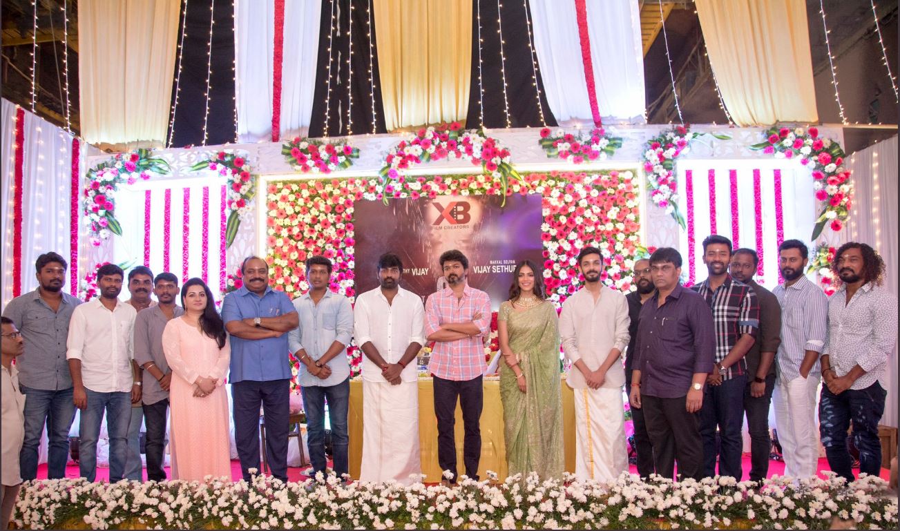பூஜையில் விஜய், விஜய் சேதுபதி, அனிருத் என முன்னணிப் பிரபலங்கள் பலர் கலந்து கொண்டனர். அவர்களோடு தேவதைப் போல் படத்தின் நாயகி மாளவிகா மோஹனும் கலந்து கொண்டிருந்தார். பூஜையில் விஜய், விஜய் சேதுபதி, அனிருத் என முன்னணிப் பிரபலங்கள் பலர் கலந்து கொண்டனர். அவர்களோடு தேவதைப் போல் படத்தின் நாயகி மாளவிகா மோஹனும் கலந்து கொண்டிருந்தார்.