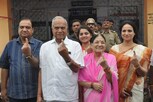 மஹாராஷ்டிரா தேர்தல் - தமிழக ஆளுநர் பன்வாரிலால் புரோஹித் வாக்களித்தார்
