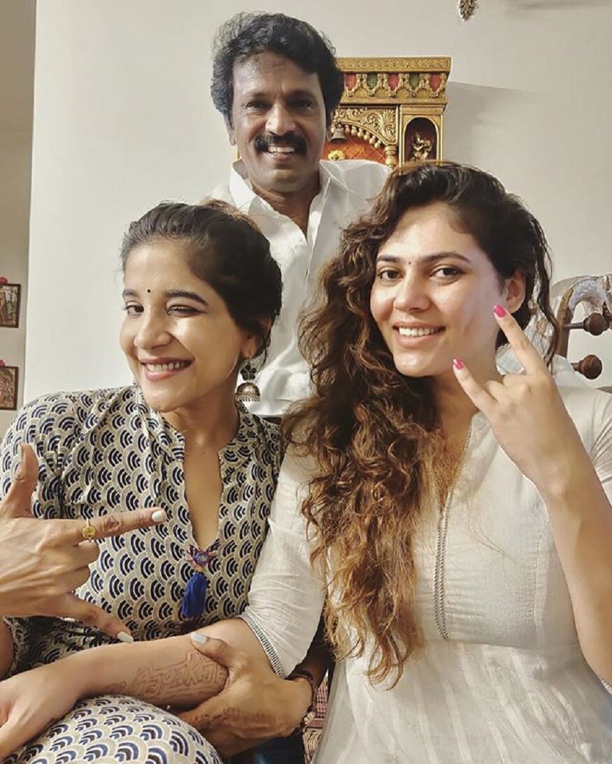 அதில் ஷெரின் தற்போது சாக்ஷியுடன் தங்கி சென்னையை சுற்றிப்பார்த்துக் கொண்டிருக்கிறார். இன்று சேரன் வீட்டில் மதிய உணவு சாப்பிட்டு இருக்கிறார்கள். அதில் ஷெரின் தற்போது சாக்ஷியுடன் தங்கி சென்னையை சுற்றிப்பார்த்துக் கொண்டிருக்கிறார். இன்று சேரன் வீட்டில் மதிய உணவு சாப்பிட்டு இருக்கிறார்கள்.