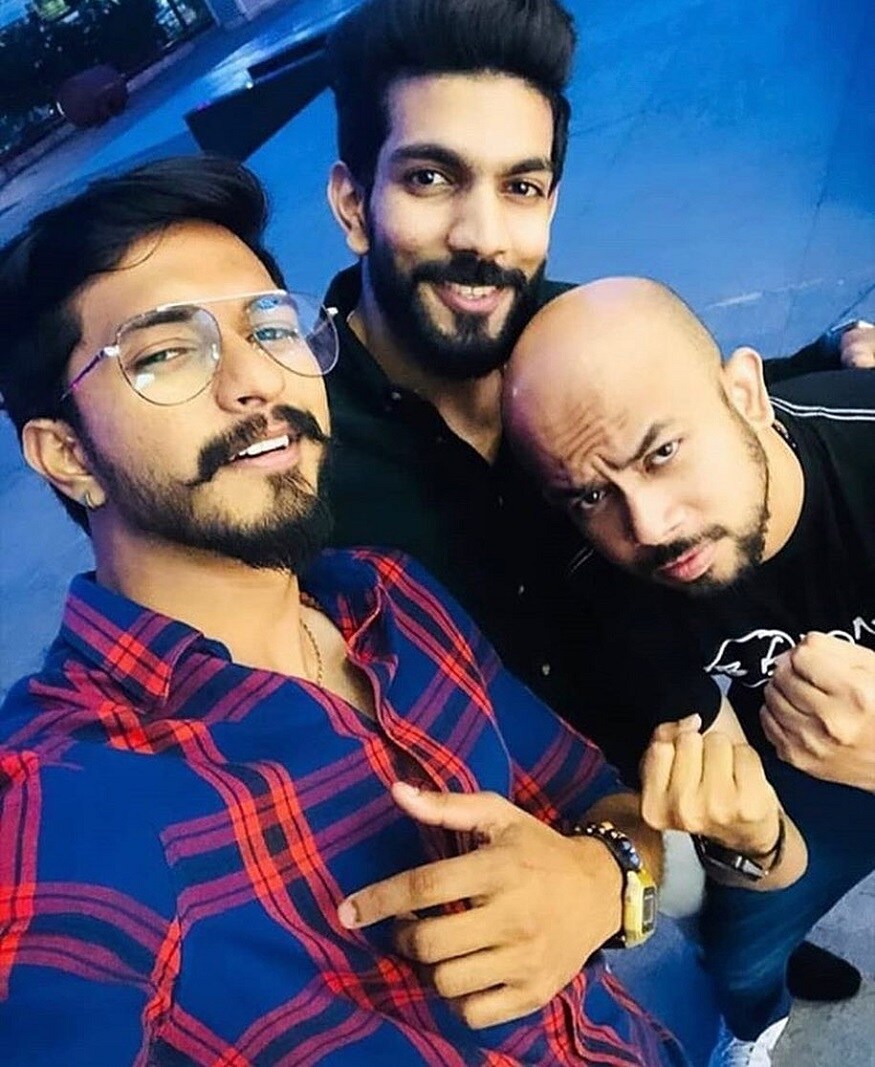 வெற்றியாளரான முகேனும் சென்னை நண்பர்களோடு சென்னையை சுற்றிப்பார்த்துக் கொண்டிருக்கிறார். அந்த வகையில் இன்று சென்னை எக்ஸ்பிரஸ் மால் செல்ல அங்கும் தன் ரசிகர் பட்டாளத்தை சந்தித்துள்ளார். இன்ஸ்டாகிராம் பதிவிலும் உங்களுக்கு சௌகரியமான நண்பர்களை அமைத்துக்கொள்வதை விட உங்களின் வளர்ச்சியை விரும்பும் நண்பர்களை தேர்வு செய்யுங்கள் என்று குறிப்பிட்டுள்ளார். வெற்றியாளரான முகேனும் சென்னை நண்பர்களோடு சென்னையை சுற்றிப்பார்த்துக் கொண்டிருக்கிறார். அந்த வகையில் இன்று சென்னை எக்ஸ்பிரஸ் மால் செல்ல அங்கும் தன் ரசிகர் பட்டாளத்தை சந்தித்துள்ளார். இன்ஸ்டாகிராம் பதிவிலும் உங்களுக்கு சௌகரியமான நண்பர்களை அமைத்துக்கொள்வதை விட உங்களின் வளர்ச்சியை விரும்பும் நண்பர்களை தேர்வு செய்யுங்கள் என்று குறிப்பிட்டுள்ளார்.